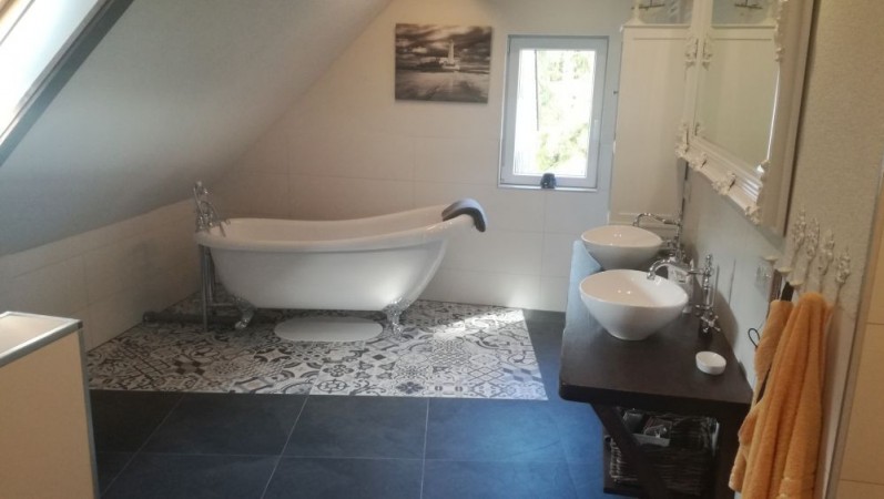 Bodenfliesen FSZ in Schieferoptik, Wanne auf Dekorfliesen