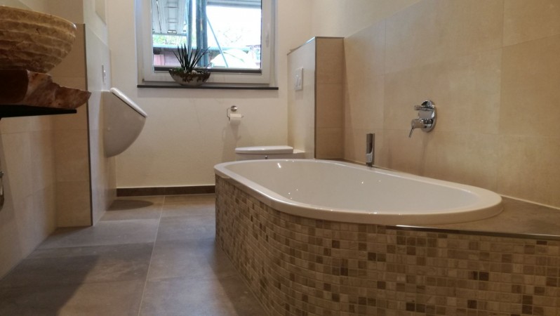getrommeltes Mosaik als Wannenverkleidung