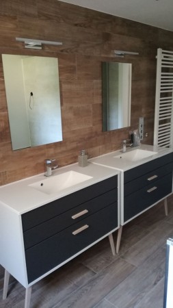 Holzoptik- Bodenfliesen als Wandverkleidung