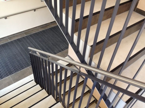 Treppenhaus zweifarbig